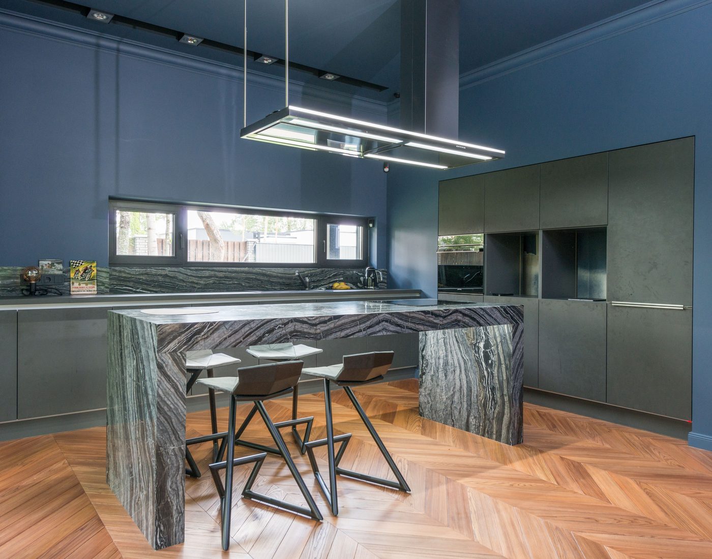 Cocina con isla de mármol